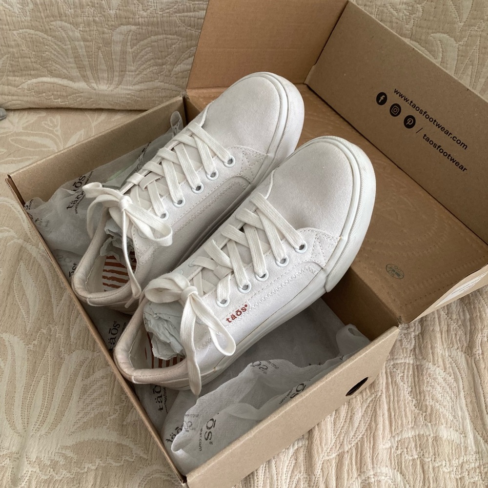 Taos Footwear White Women's Low-Top Canvas Sneakers